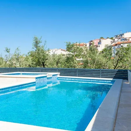 Apartment 1 Bedroom Beautiful In *