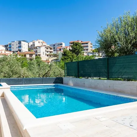 1 Bedroom Beautiful In Apartment *