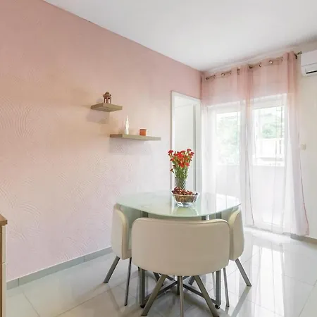 1 Bedroom Beautiful In Apartment Podstrana