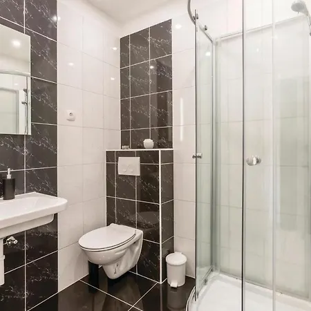 1 Bedroom Beautiful In Apartment *